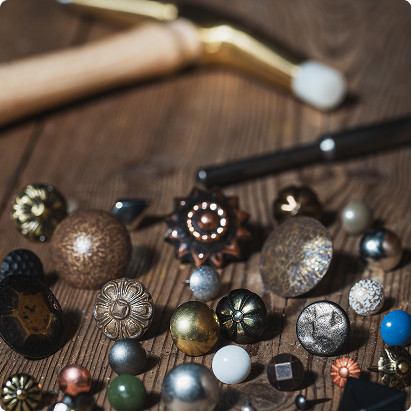 Comment poser des clous tapissier ?